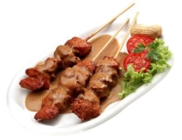 wordt geserveerd met salade friet/aardappelschijfjes of rijst met pindasaus