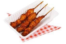 wordt geserveerd met 3 varkensspiesjes sla tomaat komkommer wortel augurk met pindasaus 