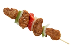 wordt geserveerd met 2 sjaslickspiesjes met currysaus