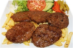 wordt geserveerd &nbsp;met 5 kofte &nbsp;salade friet/aardappelschijfjes of rijst met turks brood met saus naar keuze