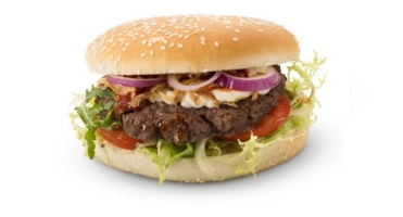 wordt geserveerd met een broodje ambachtelijke runderhamburger sla tomaat augurk gebakken ui met BBQ Saus