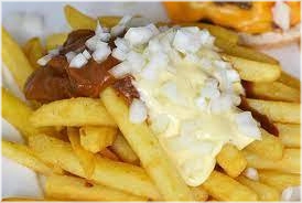 Friet met satesaus mayo en ui