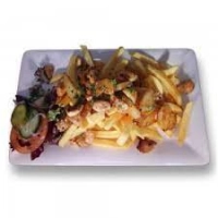 Groot friet met kipfilet champignon paprika ui met chilliesaus