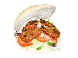 wordt geserveerd met 3 kofte turks brood sla tomaat komkommer ui feta peper met saus naar keuze