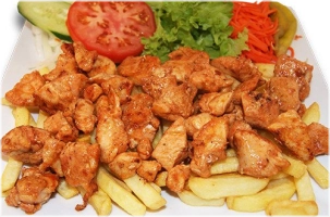 wordt geserveerd &nbsp;met kipfilet champignon paprika ui salade friet/aardappelschijfjes of rijst een pita en saus naar keuze